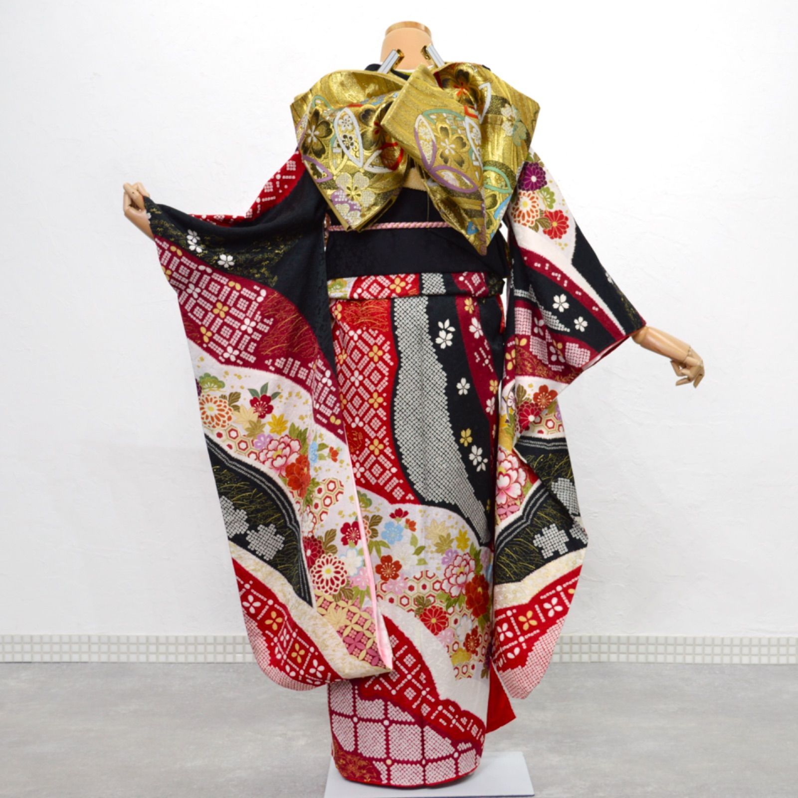 美品》正絹 振袖フルセット SS〜Mサイズ 成人式 金駒刺繍 黒地 古典 