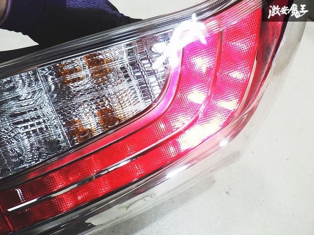 トヨタ 純正 ZVW30 プリウス 後期 LED テールライト ランプ レンズ 右
