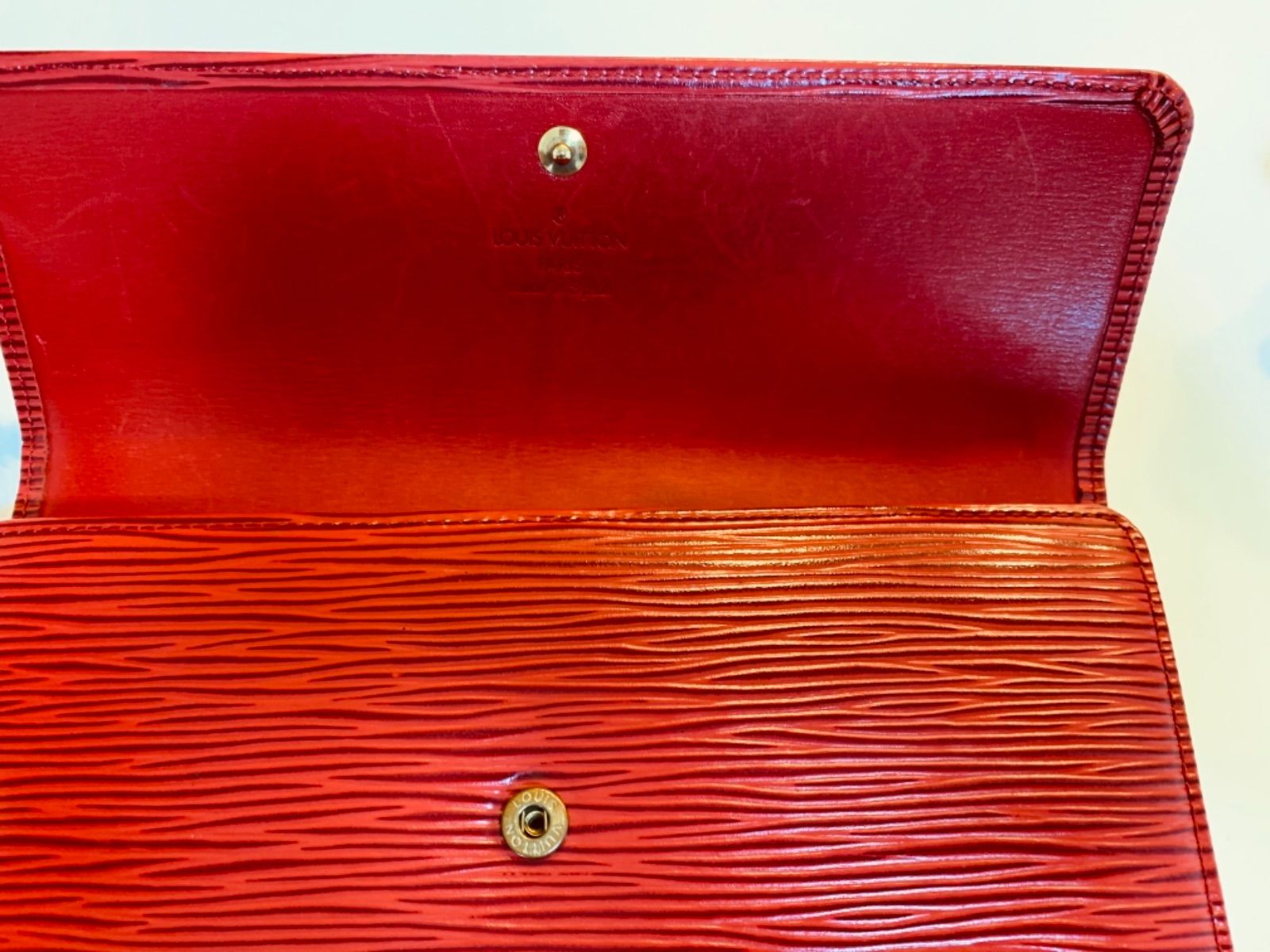 LOUIS VUITTON ルイヴィトン　エピ　レッド　赤　長財布 LOUIS VUITTON【ルイヴィトン】エピ 折財布 レッド ファスナー付