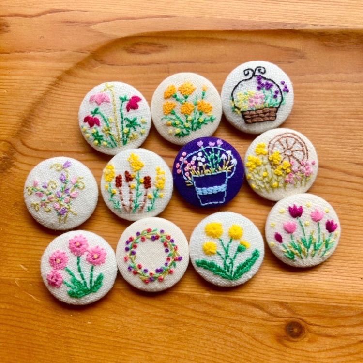 くるみボタン刺繍ブローチ (マリーゴールド＊) ハンドメイド