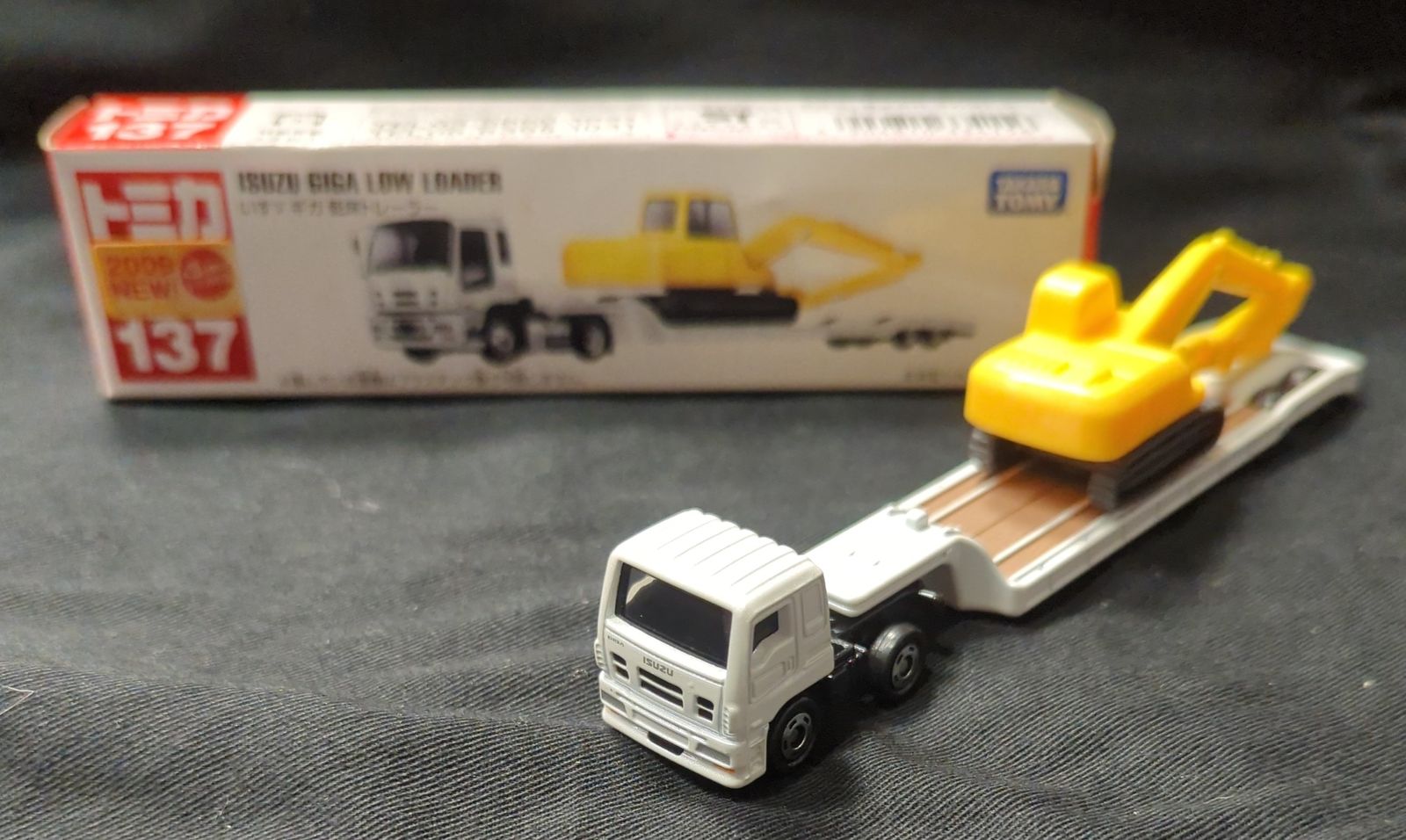 タカラトミー ロングトミカ/ベトナム製 いすゞ ギガ 低床トレーラー 新車シール付き 137