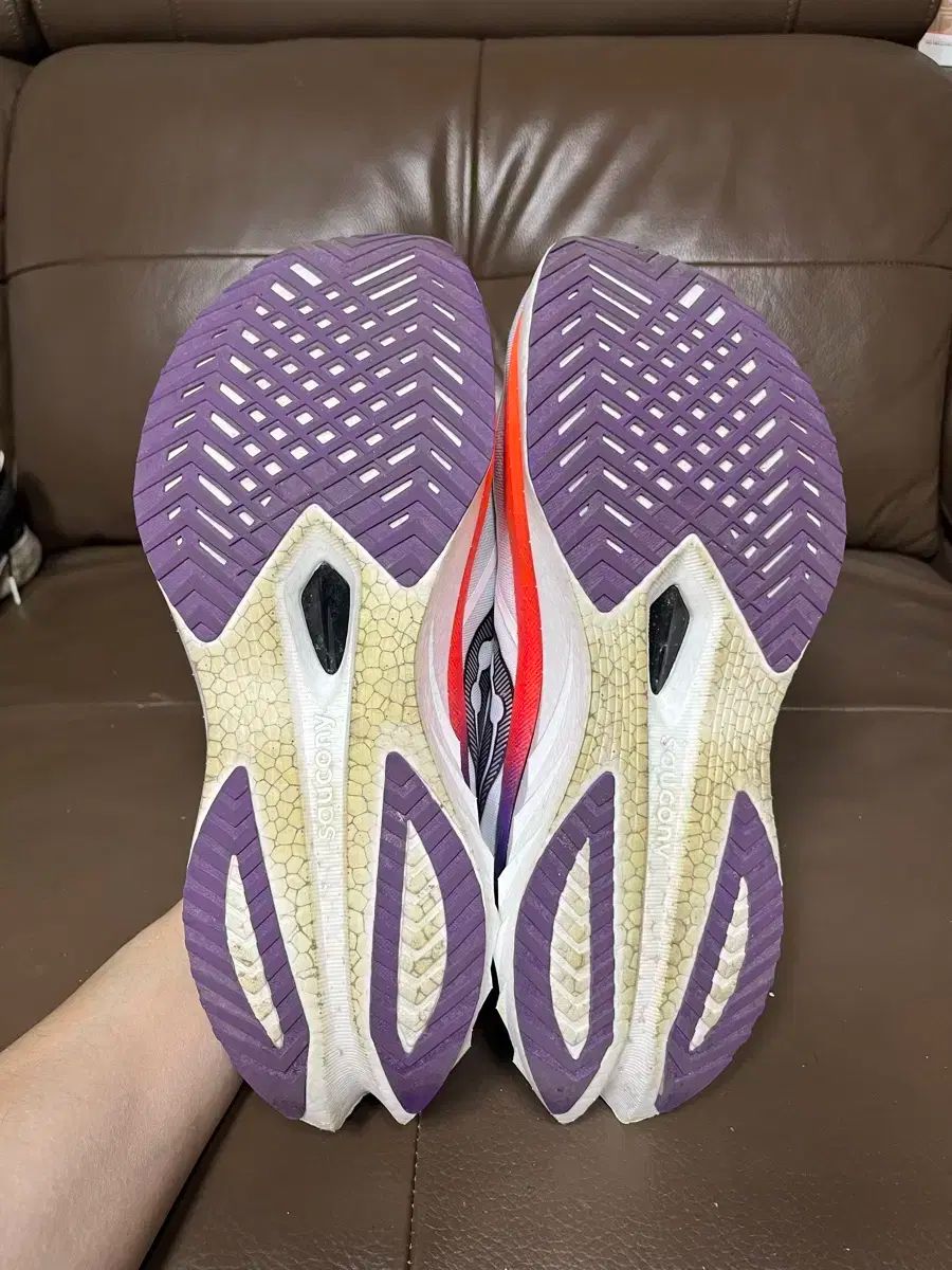 Saucony サッカニー