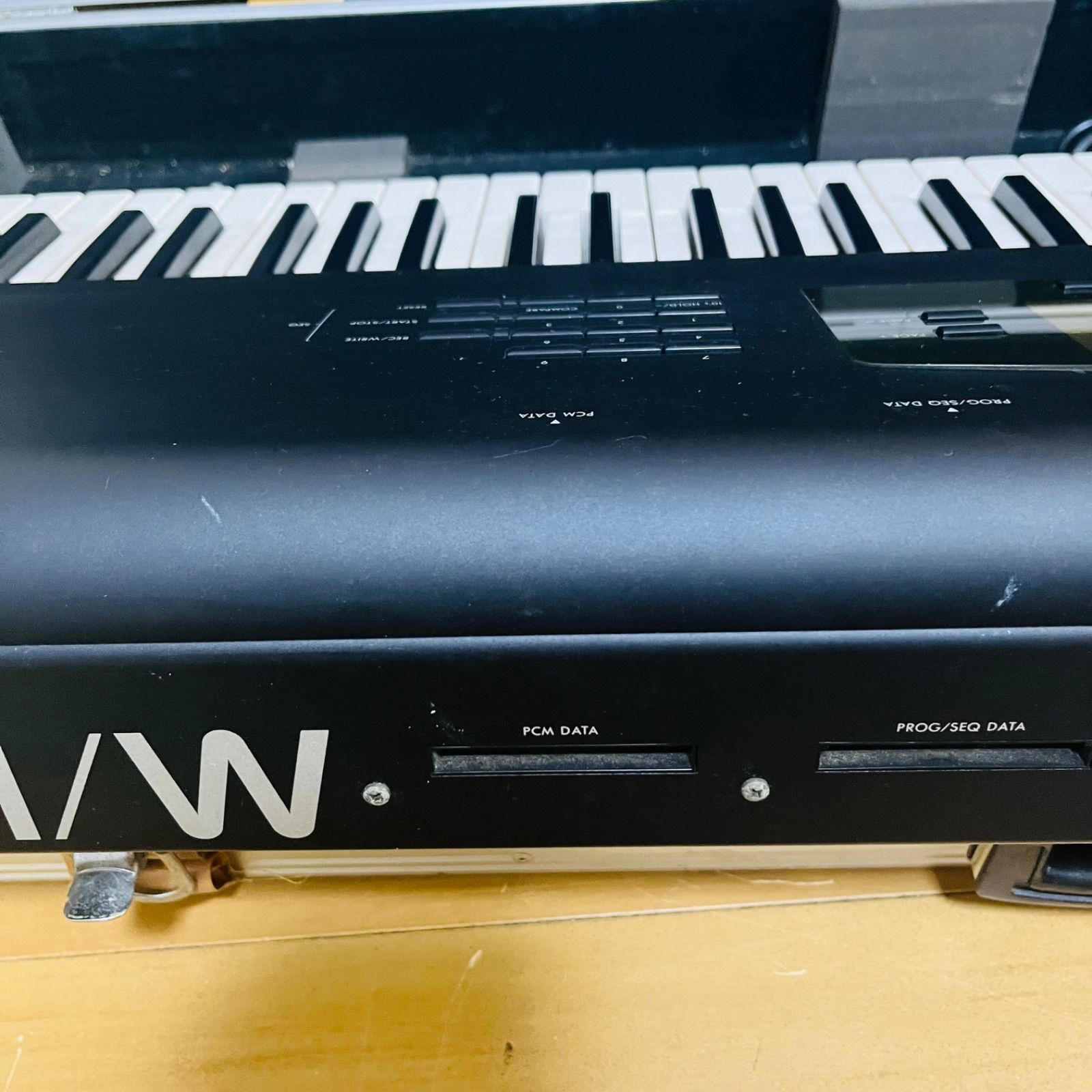 W シンセサイザー