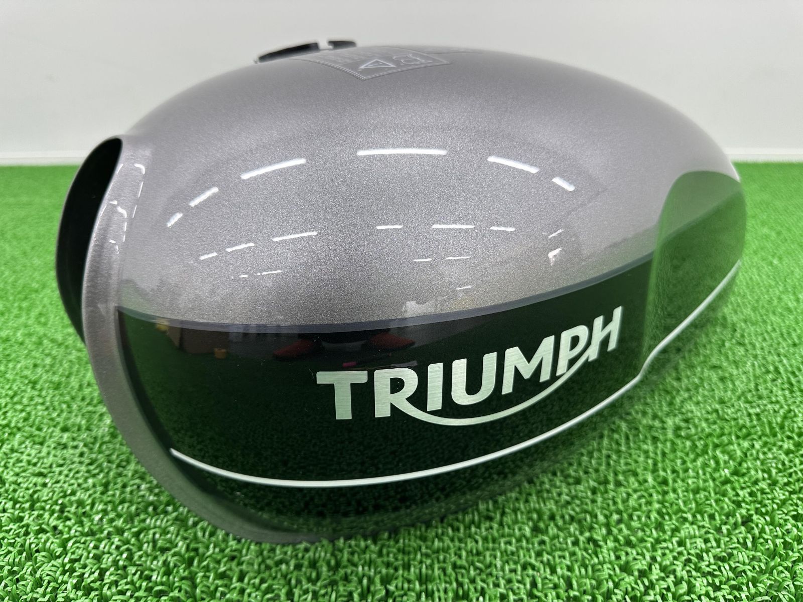 スピードツイン1200 タンク 銀/黒 トライアンフ(TRIUMPH) 純正