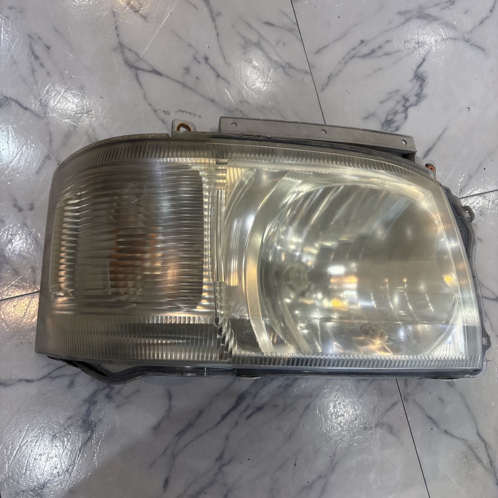 ハイエース 純正ヘッドライト ハイエース200系1.2型 右ヘッドライト