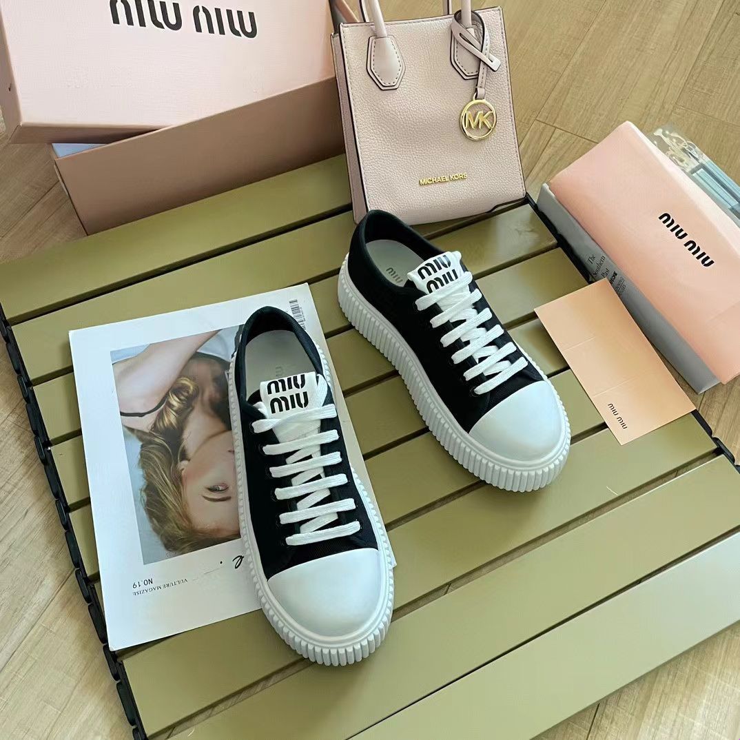 人気レデイースミュウミュウmiumiuスニーカー 箱付