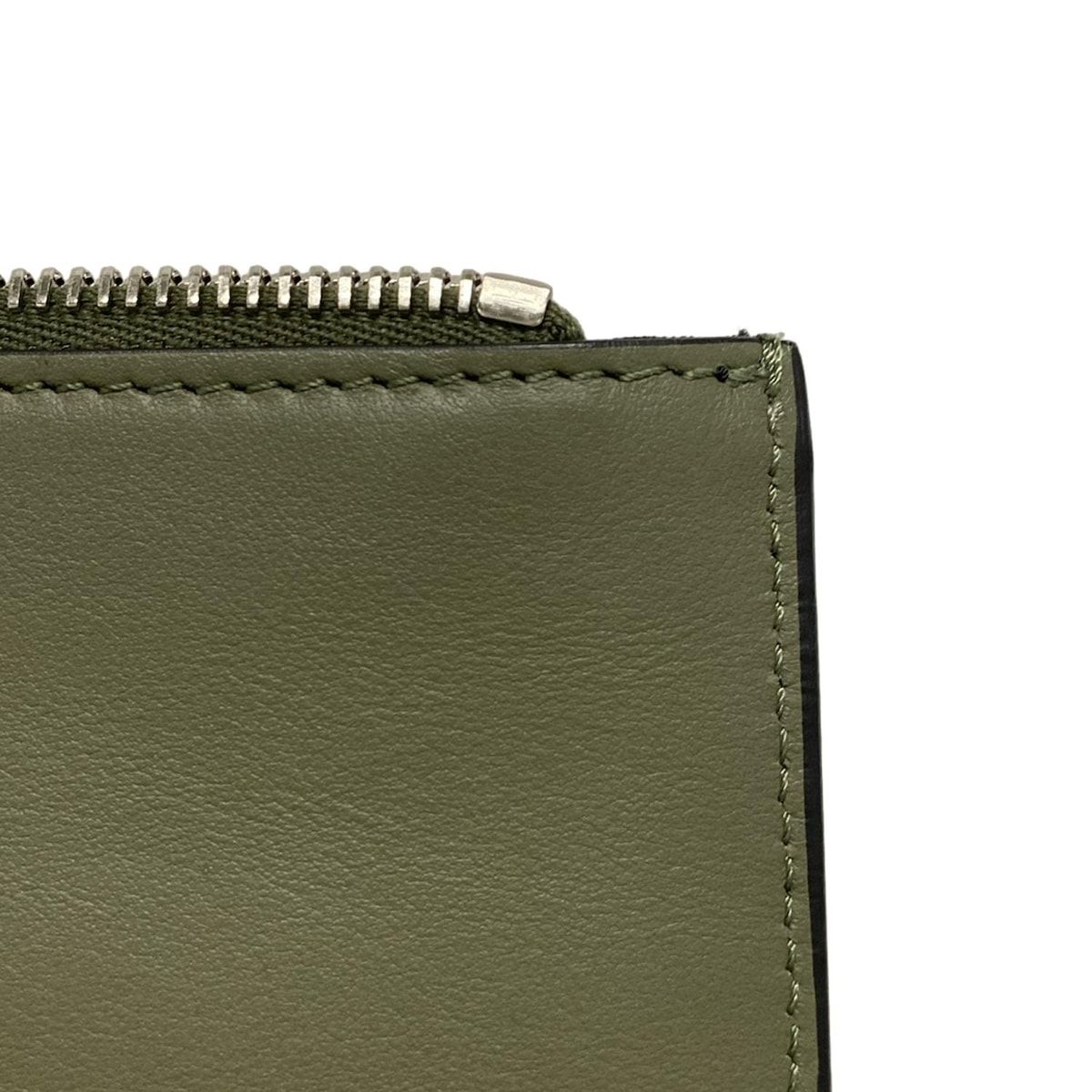 カーキ×マルチ