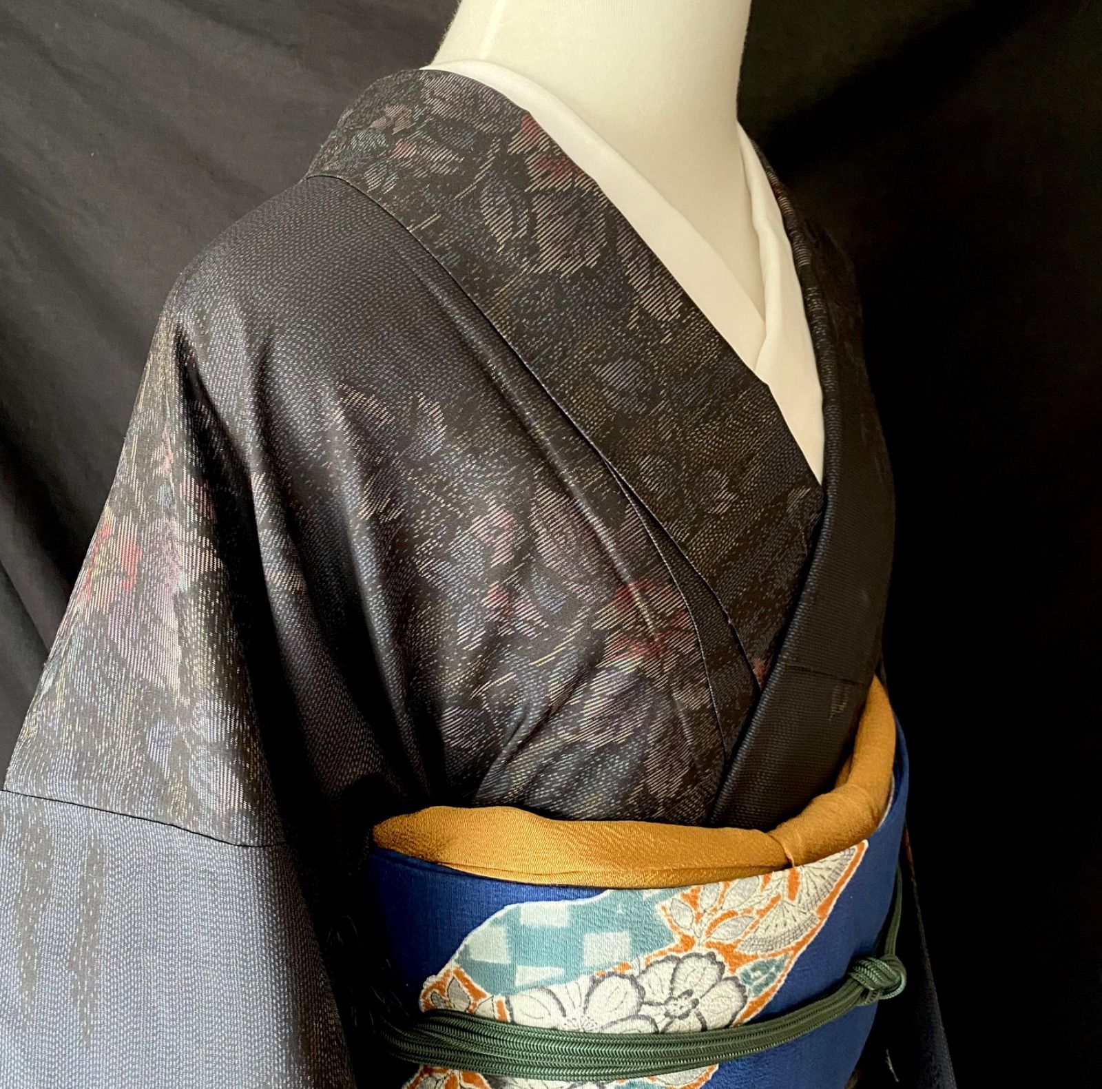 花模様の大島紬〉SALE 黒に近い濃紺 織り出し トール しつけ付き未使用 