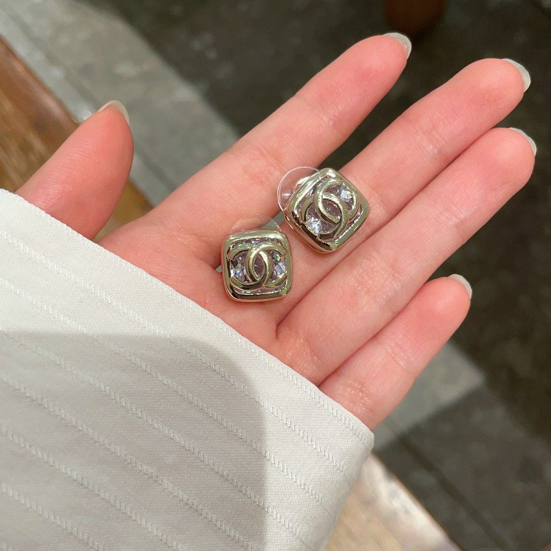 ヴィンテージ アルファベットピアス