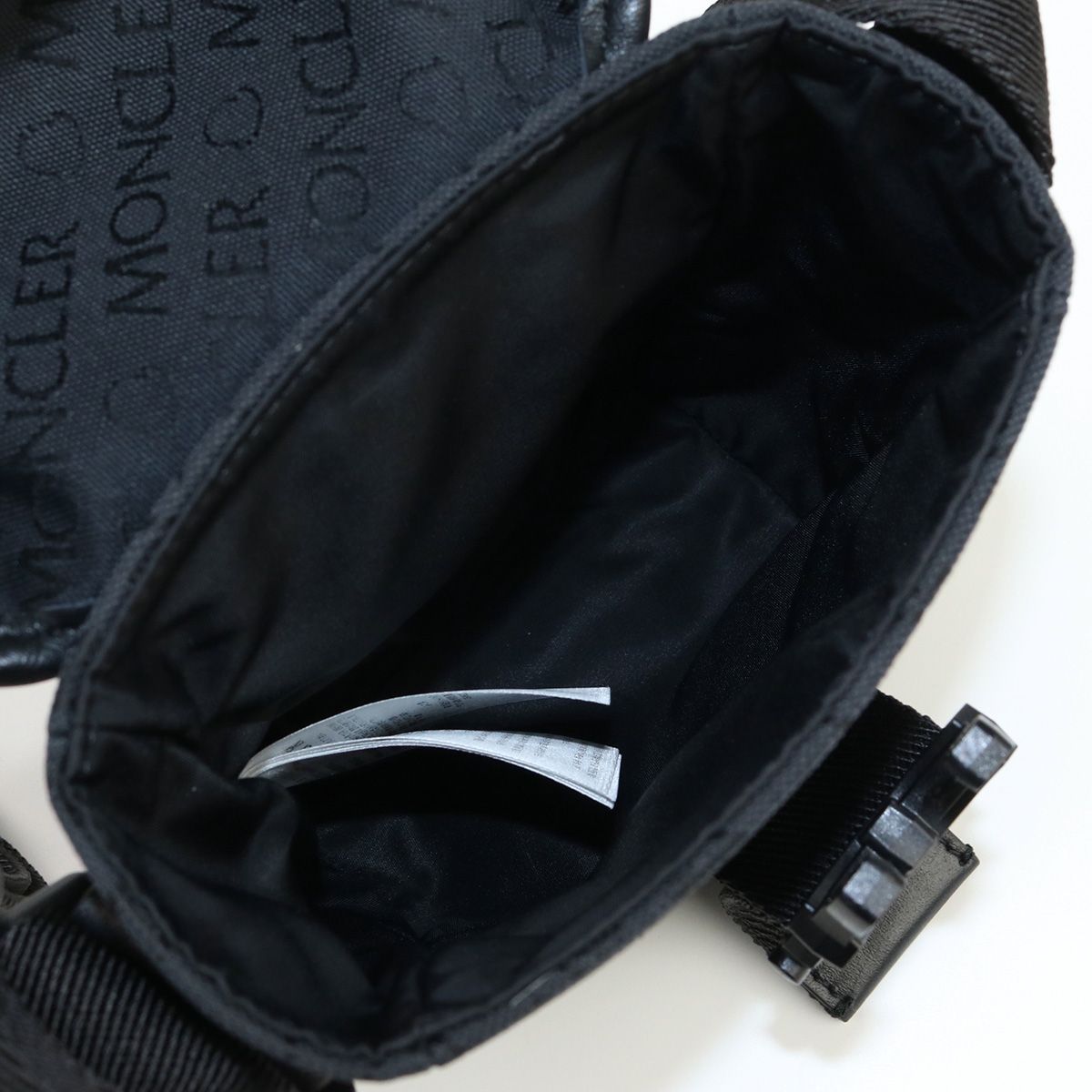 【中古】モンクレール斜め掛けショルダーバッグ6B00002 M2424 モンクレール ショルダーバッグ 6B00002 M2424 999