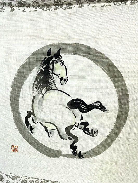 型染めタペストリー 円相の午 2026年 丙午 ひのえうま 歳飾り物に 縁起物 開運 運気上昇 京都くろちく 躍動感のある円相馬 うま柄 午歳壁掛けタペストリー 麻100％ 干支掛け軸 お歳暮 お年賀 贈り物 午年