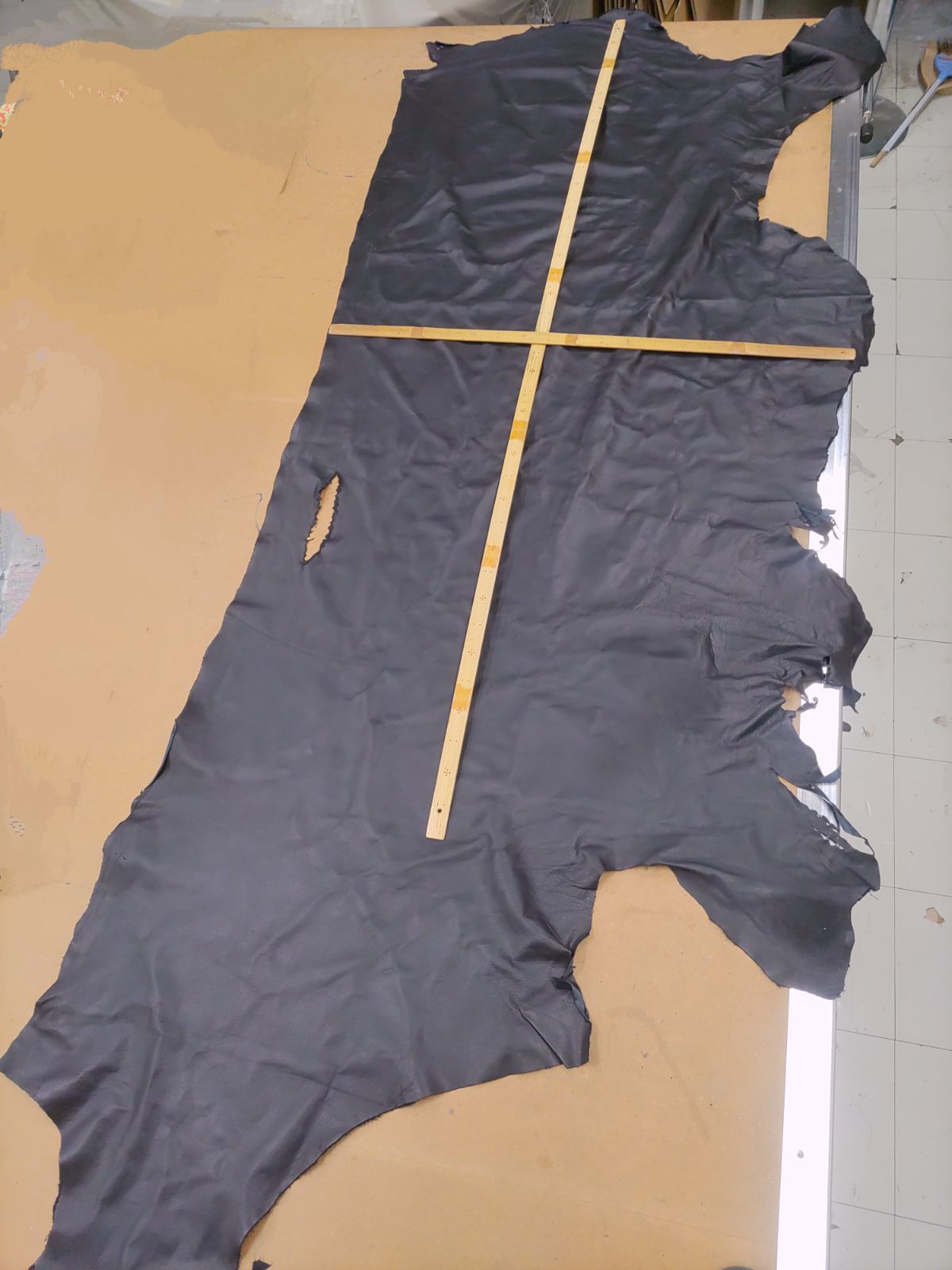 牛革　黒　220デシ　1弱厚　総重量1，4キロ