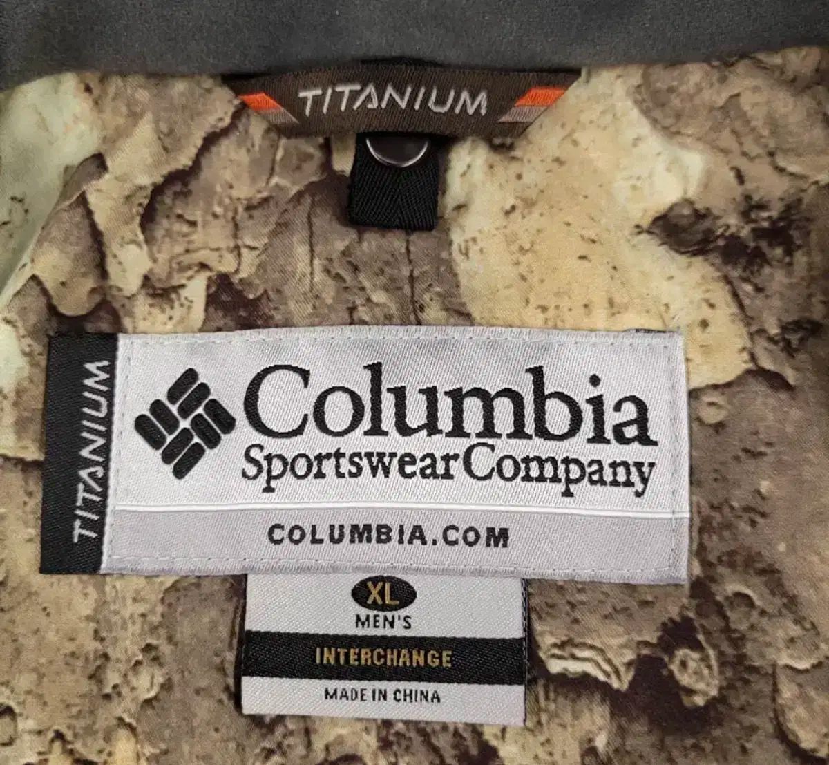 コロンビア Columbia コロンビア チタン カモフラージュ ロゴ印刷 オムニテック 火曜日