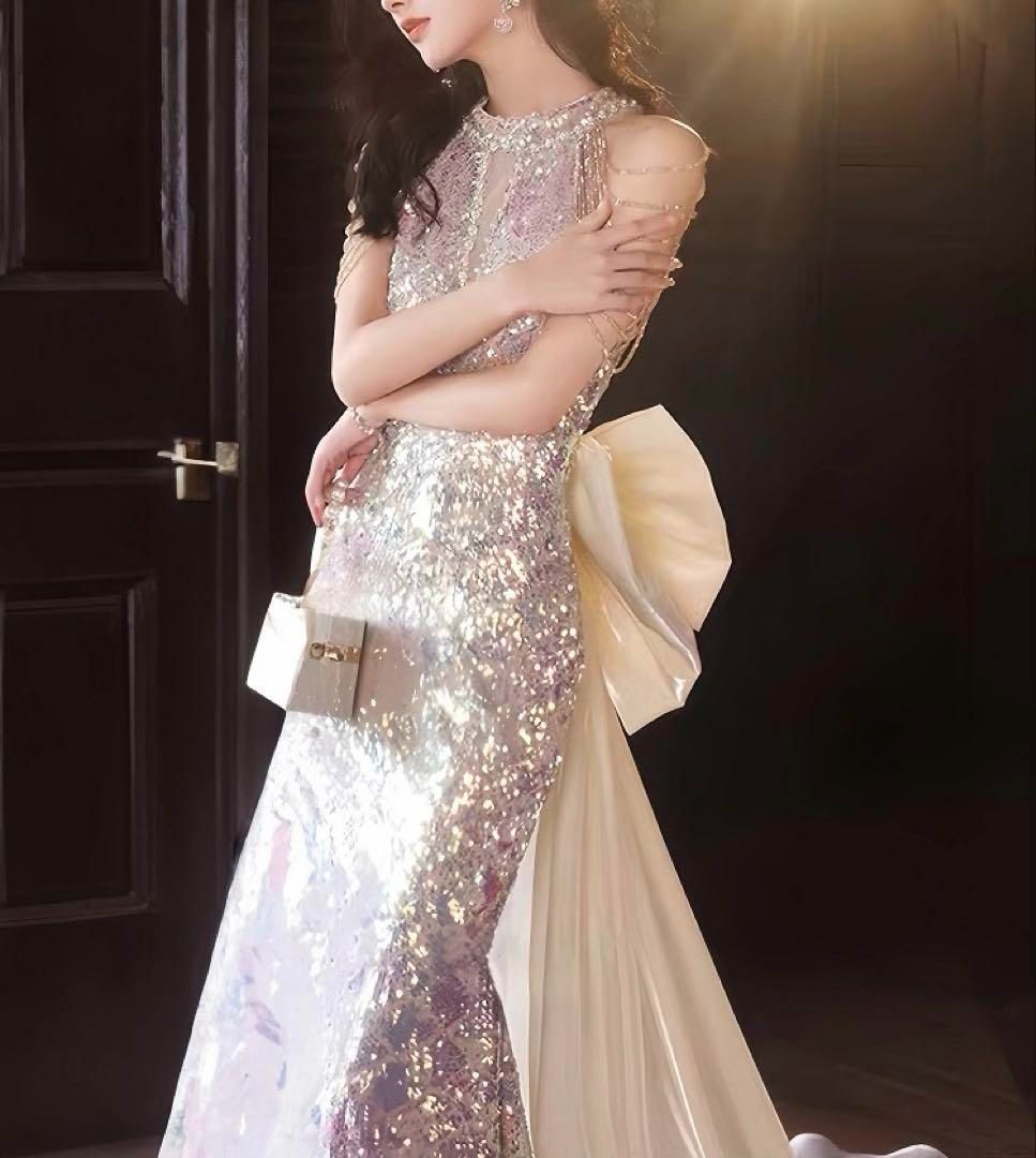 スパンコールがゴージャスなリボン付き ホルターネックドレス スパンコールがゴージャスなリボン付き ホルターネックドレス