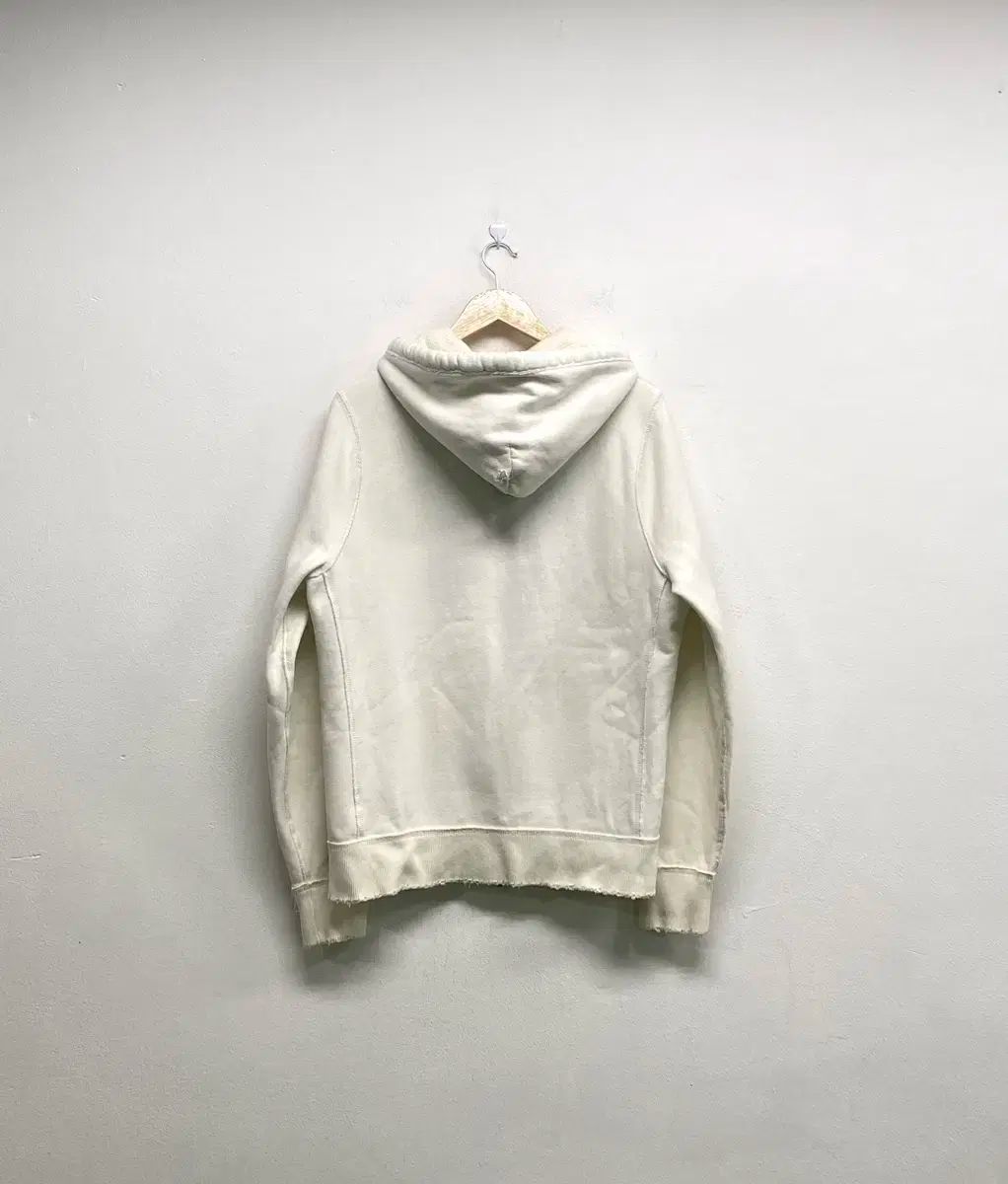 フード付きジップアップ