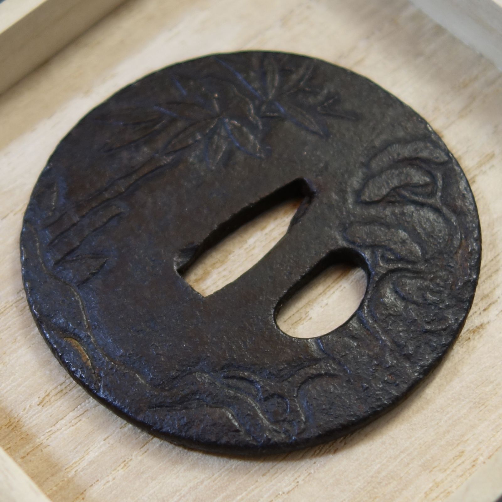 鍔 【 鉄地 松竹梅図鍔 】 日本刀 刀装具 鐔 江戸時代 骨董 古