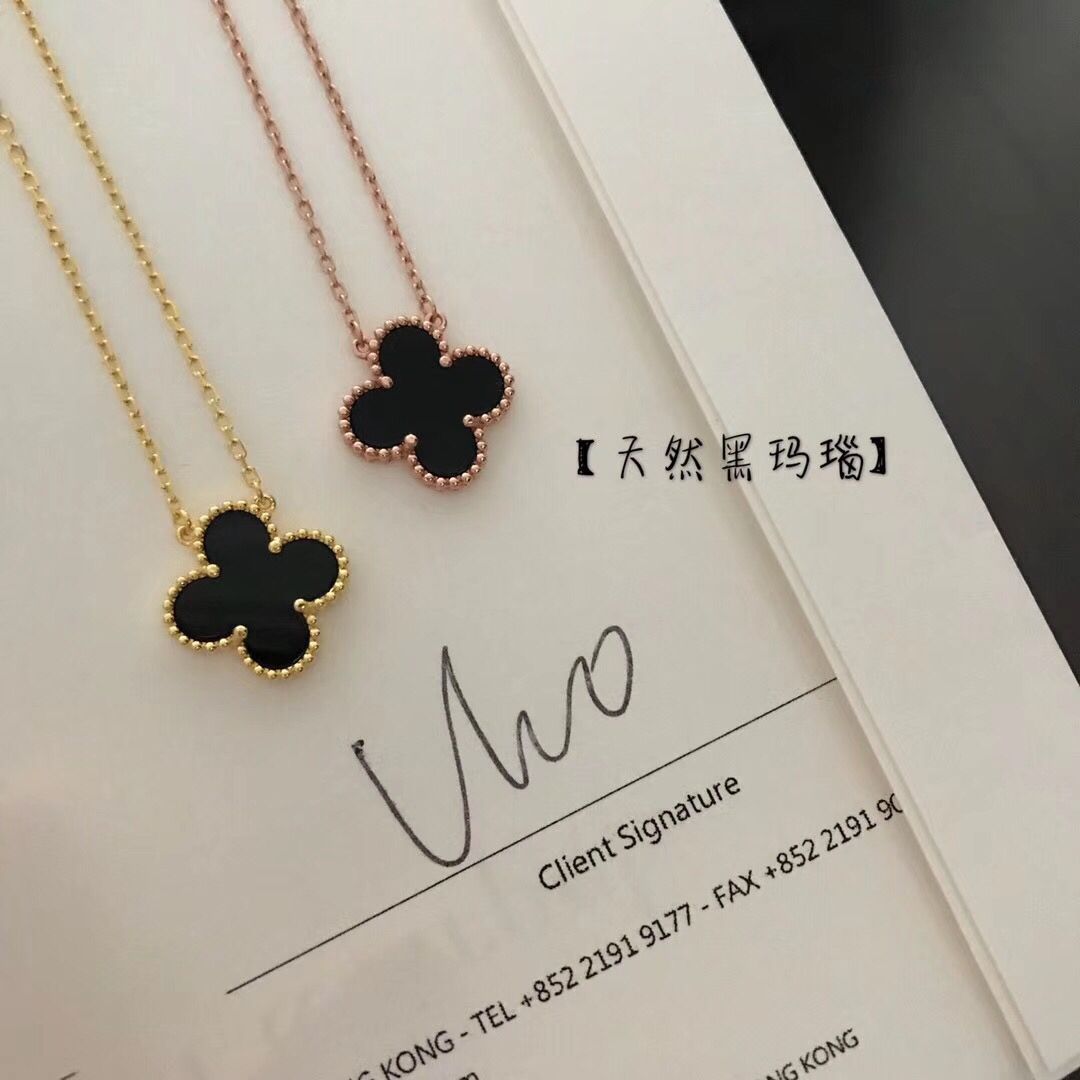 Van Cleef & Arpels VCAの四つ葉のクローバーネックレス