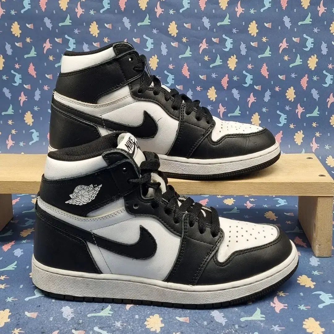 NIKE ナイキ ジョーダン 1 レトロ ミッド 240