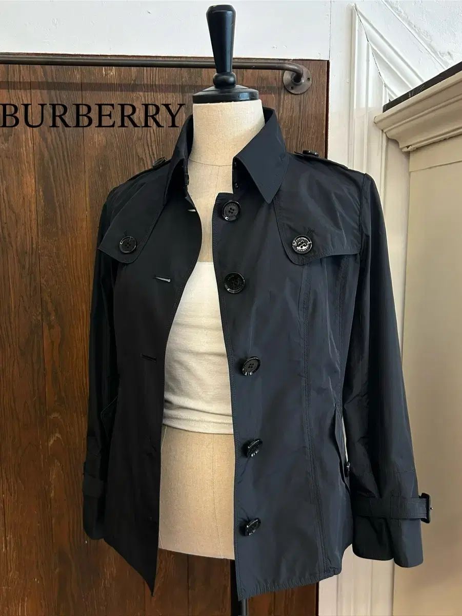 BURBERRY バーバリー 黒 ショート マウンテンパーカー