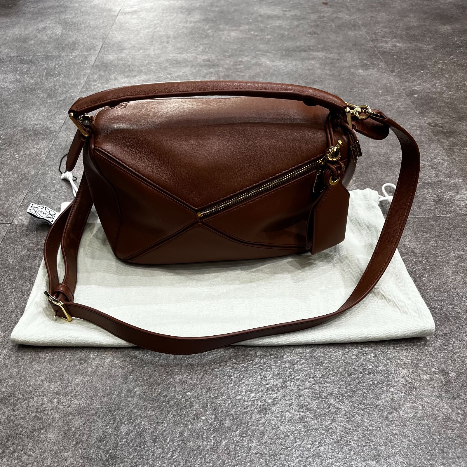 参考上代649000円 LOEWE 25SS フェザーライト パズルバッグ