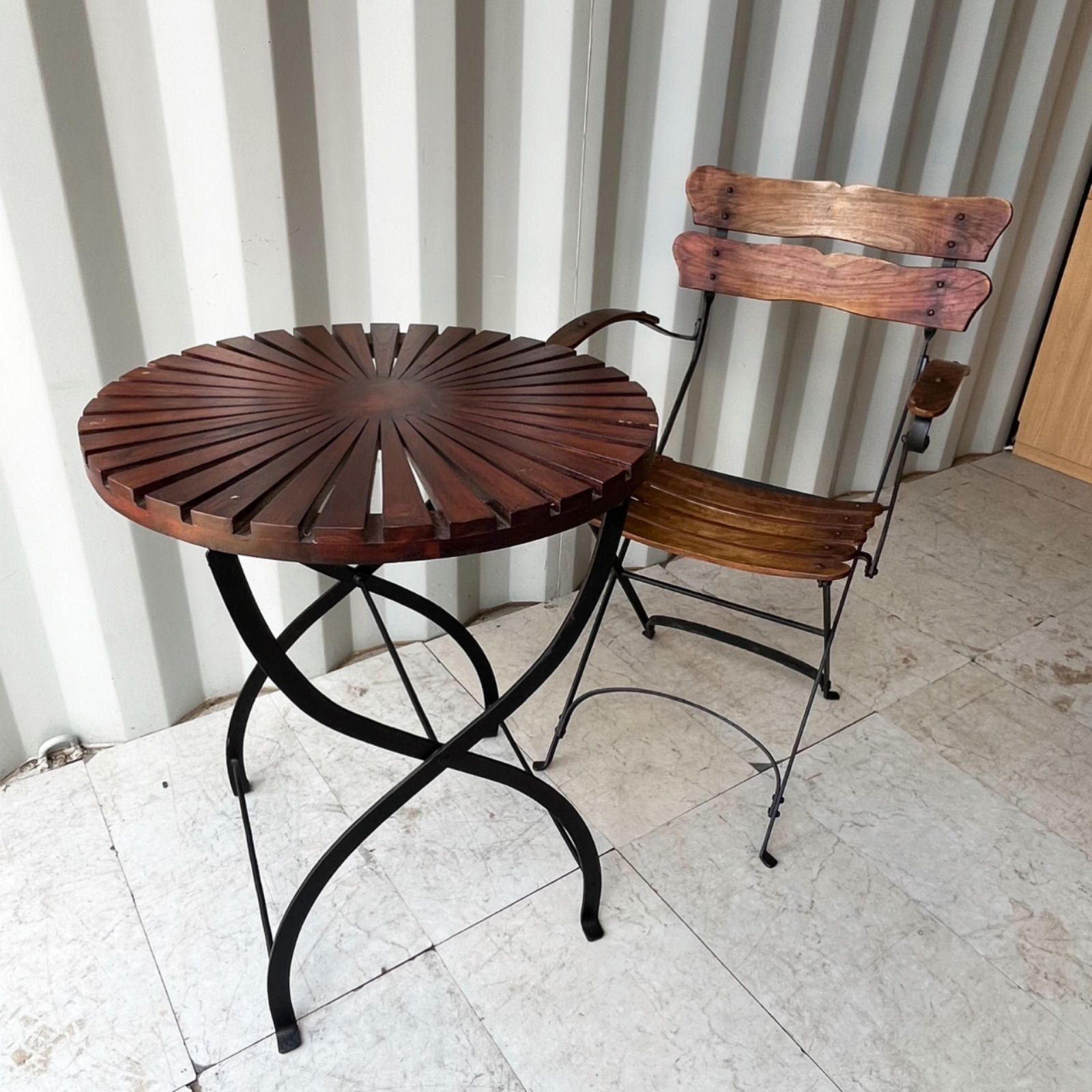 取付無料！ガーデンファニチャー 天然木 アイアン 折り畳み円形テーブル&チェア✨ 取付無料！ガーデンファニチャー 天然木 アイアン 折り畳み円形