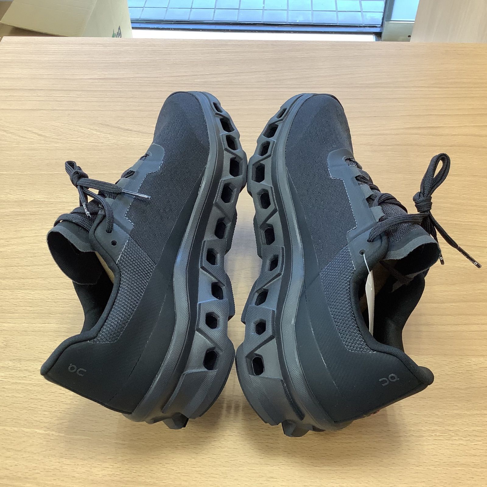 未使用 オン クラウドモンスター ランニングシューズ ブラック 27.5cm 