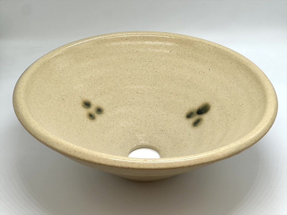 となります 美濃焼 真山窯 陶器 手洗鉢 黄瀬戸点紋 中型 31×H11cm 金具付き 経済産業省受賞 陶工職人の手作りによって作られてます
