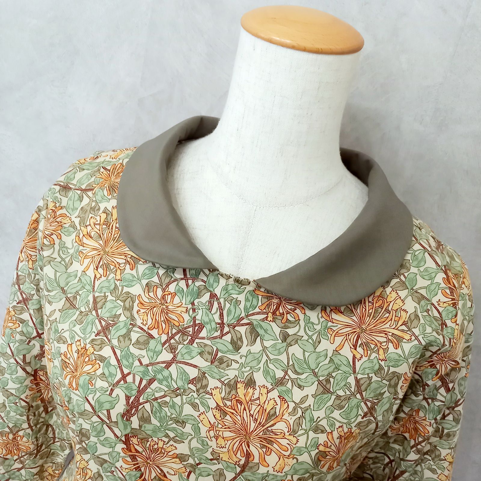 ウィリアムモリス꧂ハニーサックル柄 襟付き美ラインワンピース