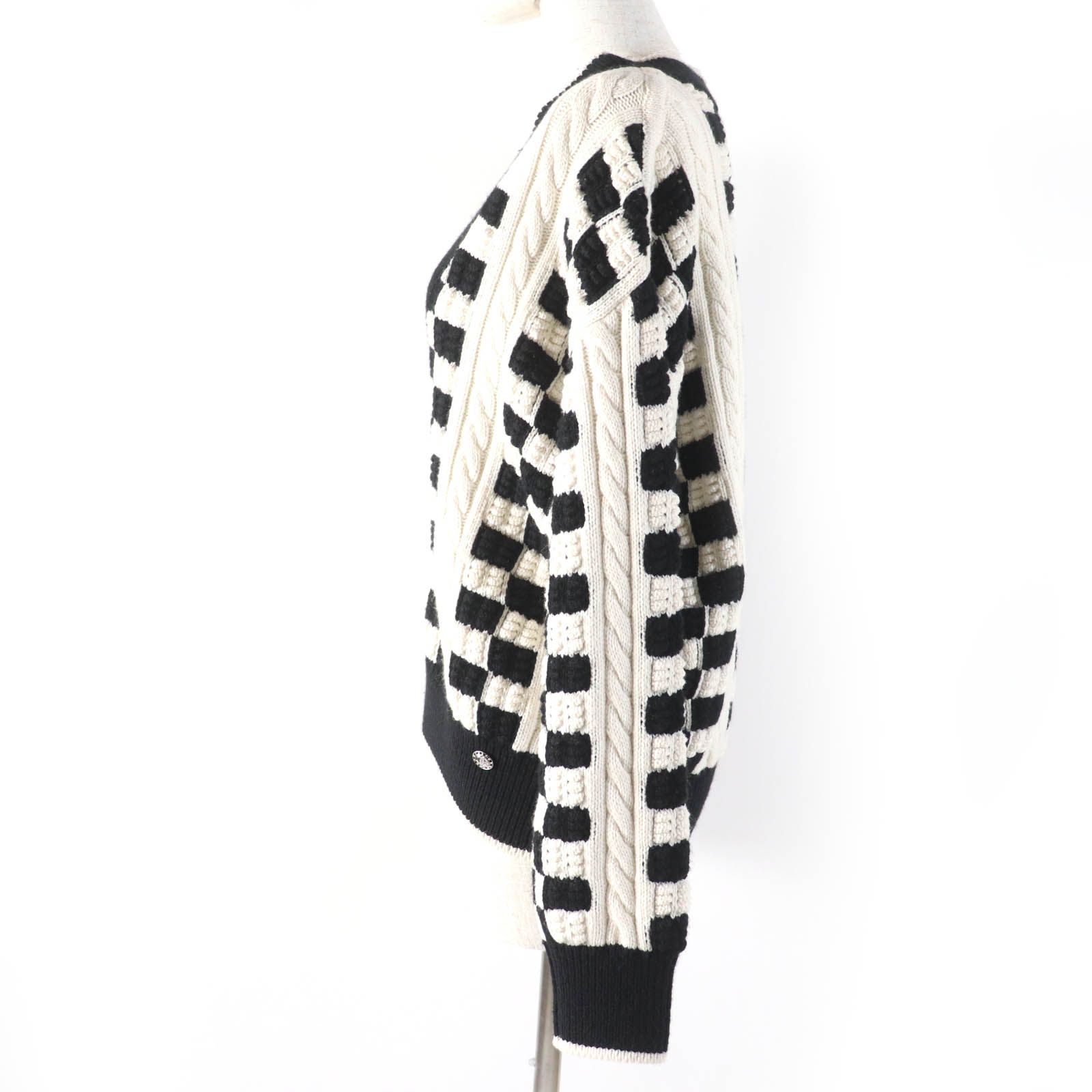 極美品☆CHANEL シャネル P74123K10621 カシミヤ ココマークボタン 深Vネック 長袖 ニット ホワイト ブラック 38 伊製 正規品 レディース CHANEL - 極美品☆CHANEL シャネル P74123K10621 カシミヤ ココ