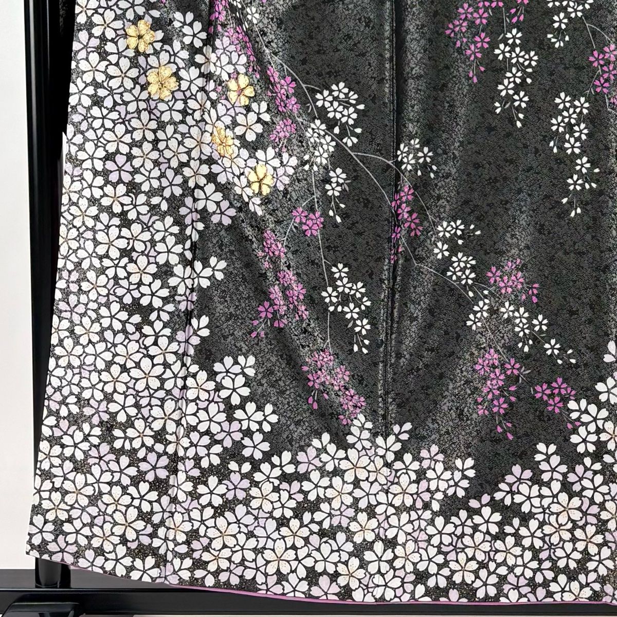 D538 振袖　枝垂れ桜　金彩　黒地　正絹　着物　袷　美品 振袖 身丈157cm 裄丈66.5cm M 袷 枝垂れ桜 金糸 銀通し 黒 正絹