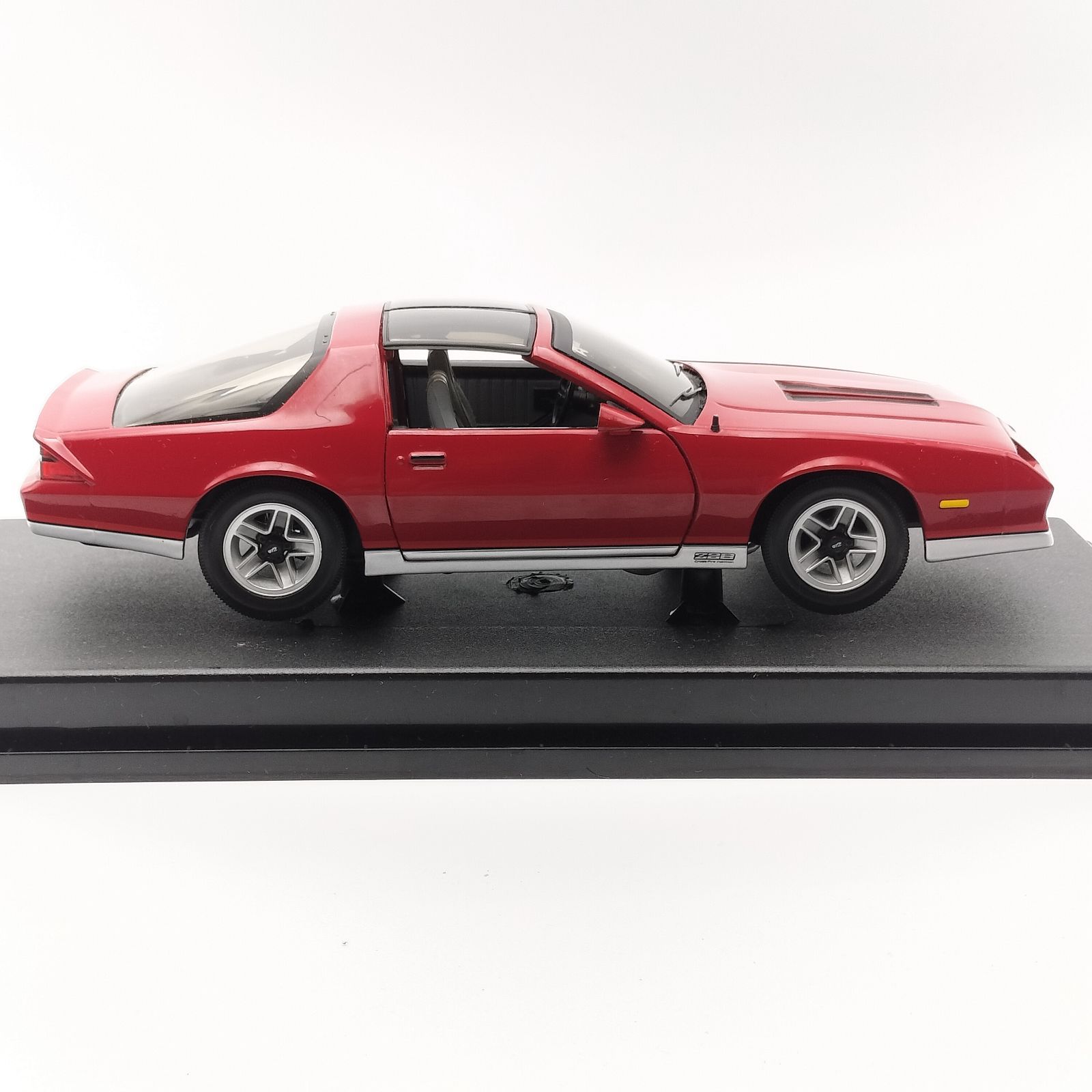 Sun Star】1982 シボレー カマロ Z28 レッド 1/18 ダイキャスト