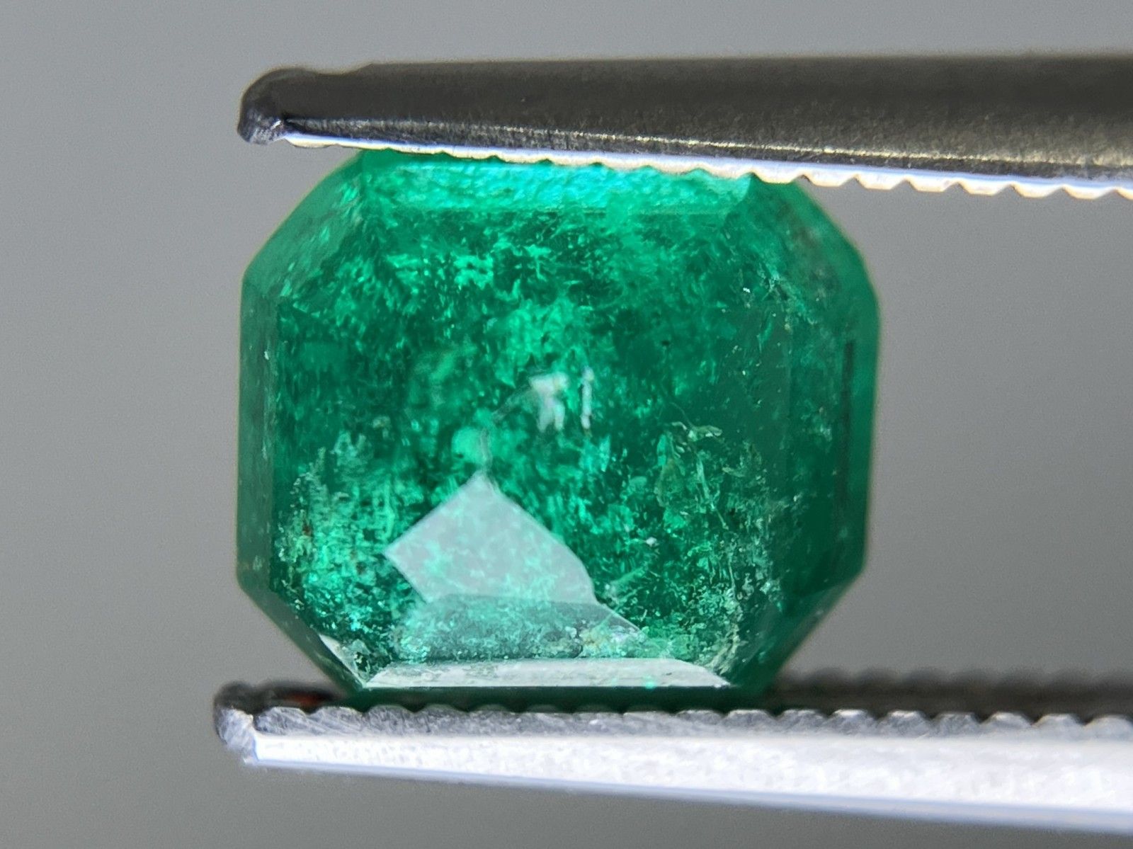 エメラルド 天然 1.685ct 宝石ソーティング付き 7.4㎜×6.5㎜×4.6