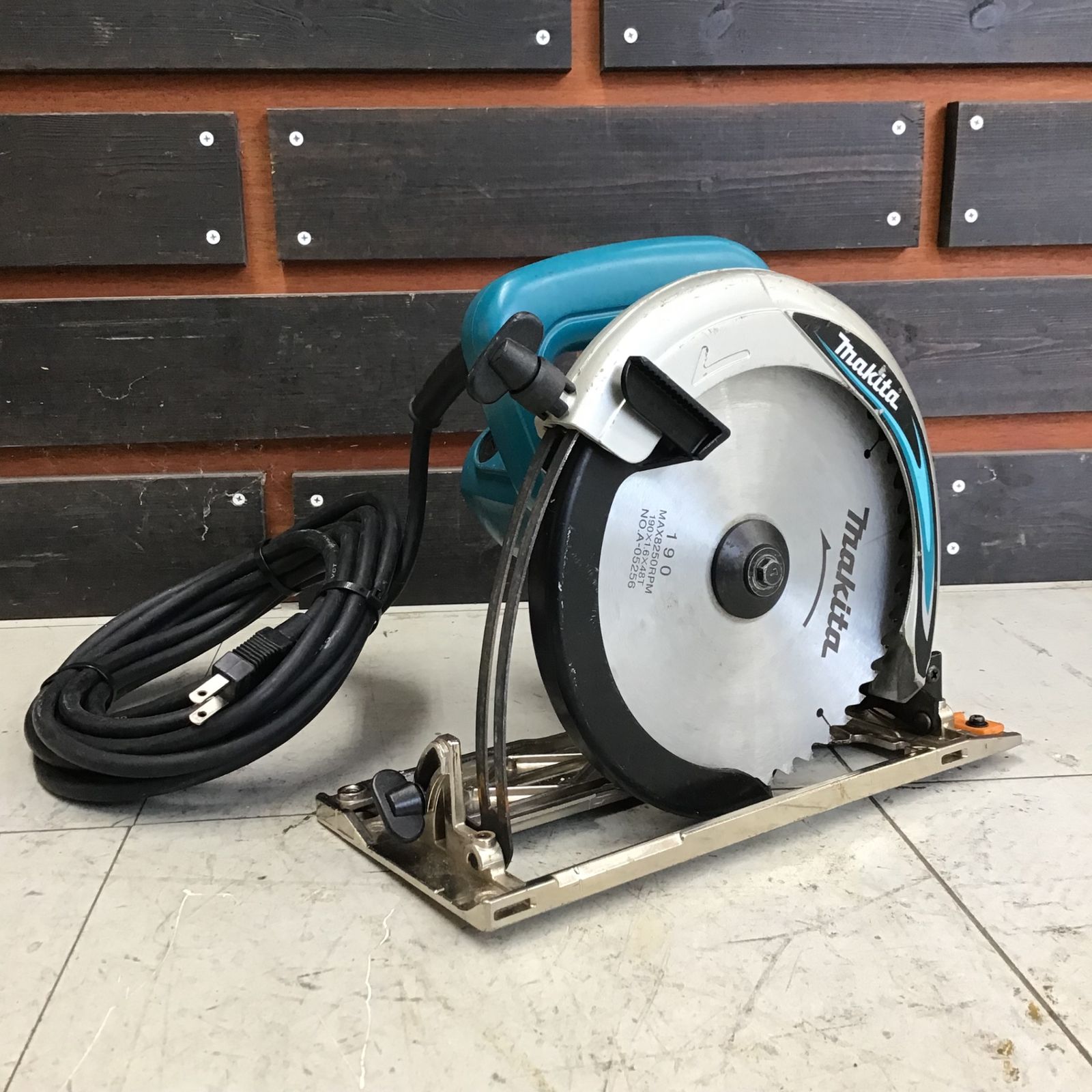 中古品】マキタ/makita 丸のこ 5834BA 【鴻巣店】 - メルカリ 中古品】マキタ/makita 丸のこ 5834BA 【鴻巣店】 - メルカリ