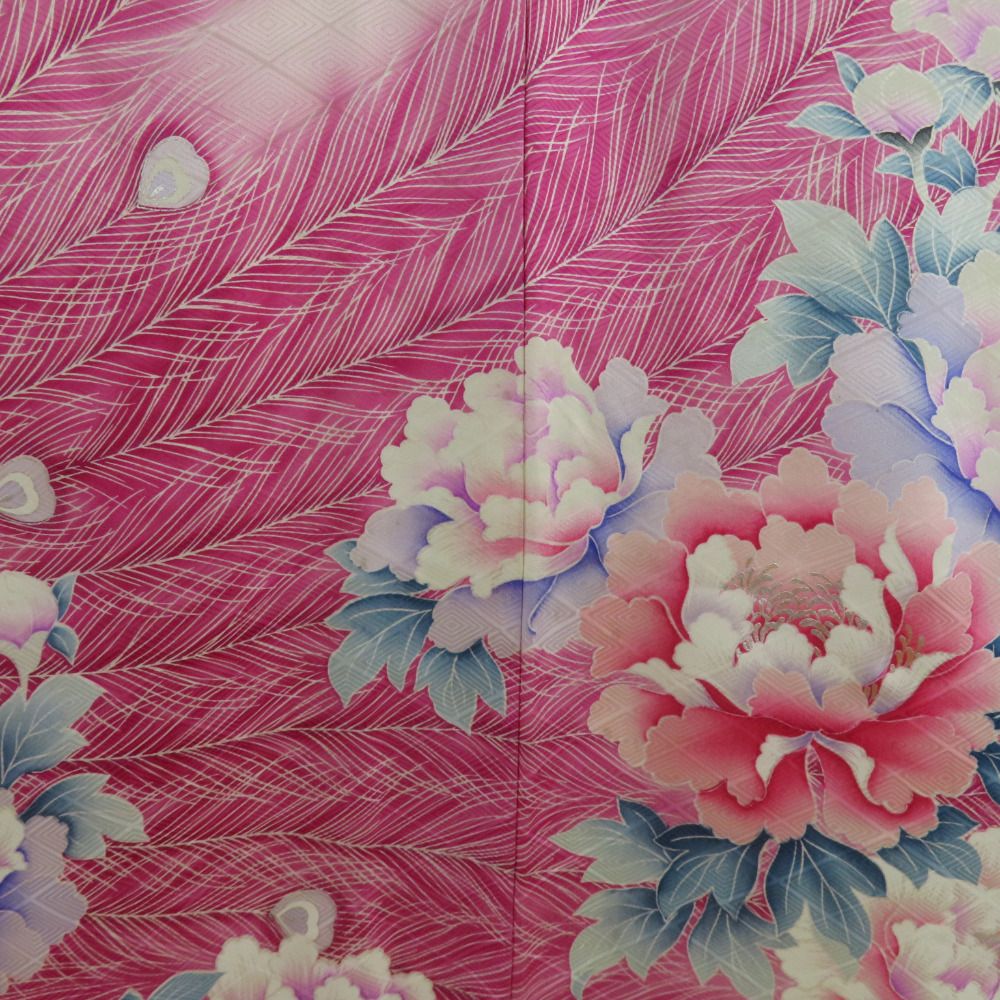 振袖 白色xピンク色x紫色 刺繍入り 牡丹に孔雀の羽根文様 ぼかし染め  