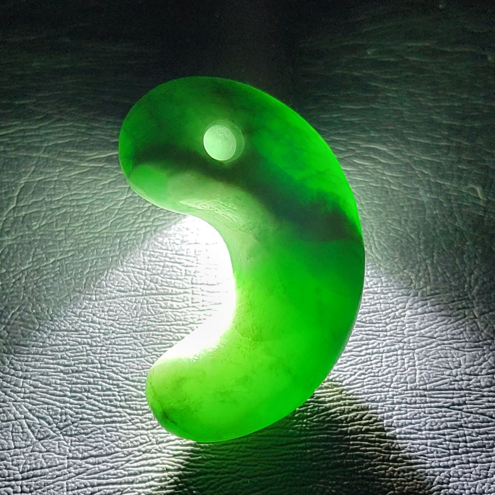 確認　糸魚川翡翠勾玉 数量限定】糸魚川産ひすい勾玉（大） 桐箱入り【新潟県 翡翠 ヒスイ