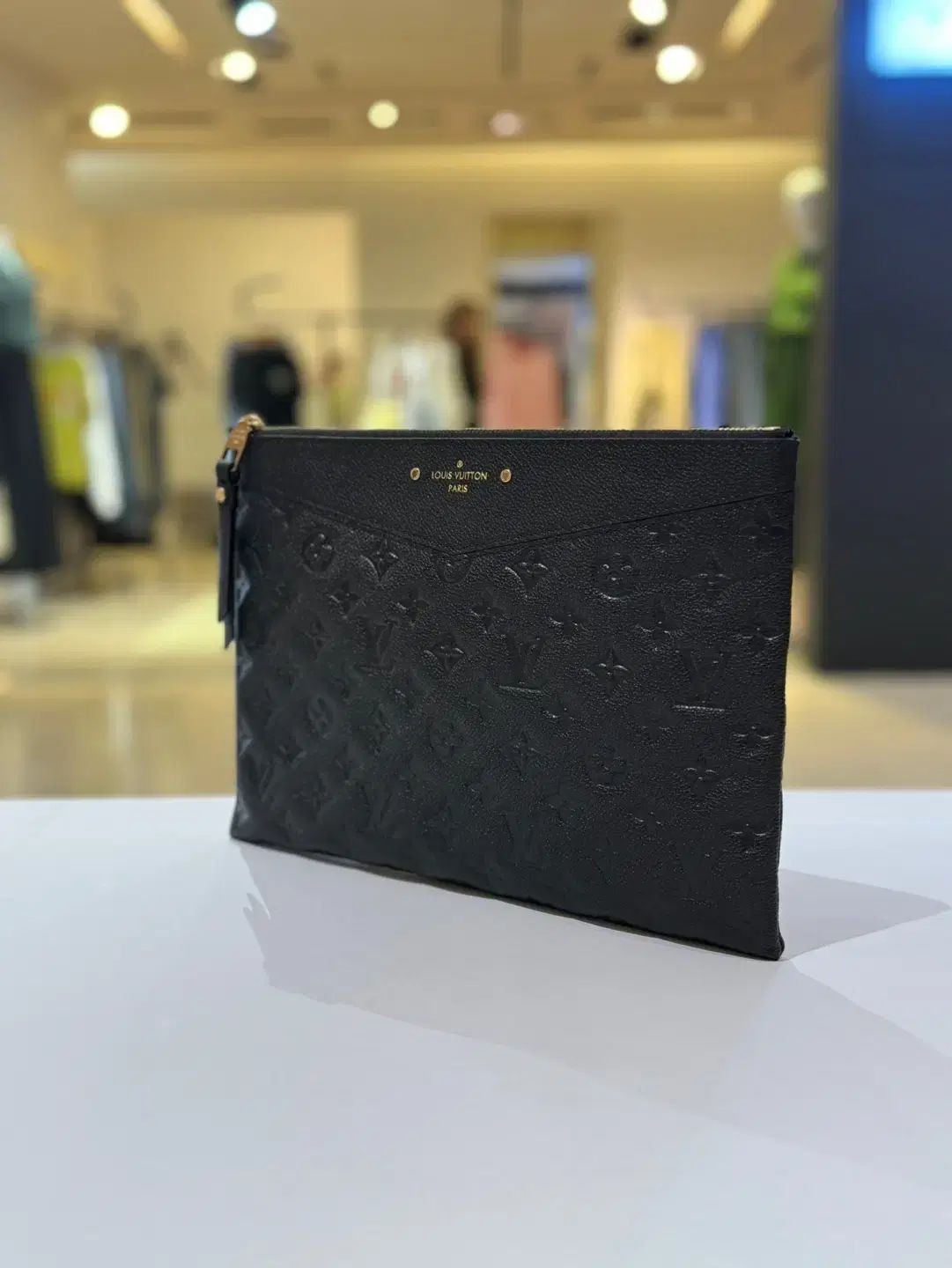 Louis Vuitton エンボス デイリー クラッチバッグ 内蔵チップ 展示商品級 M62937