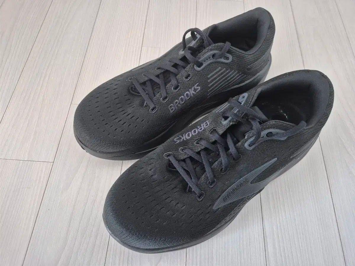 ブルックスゴーストマックス3ブラックエクストラワイド280mm