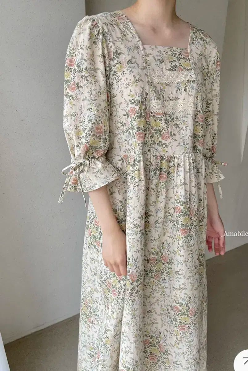スクエアネック 刺繡
