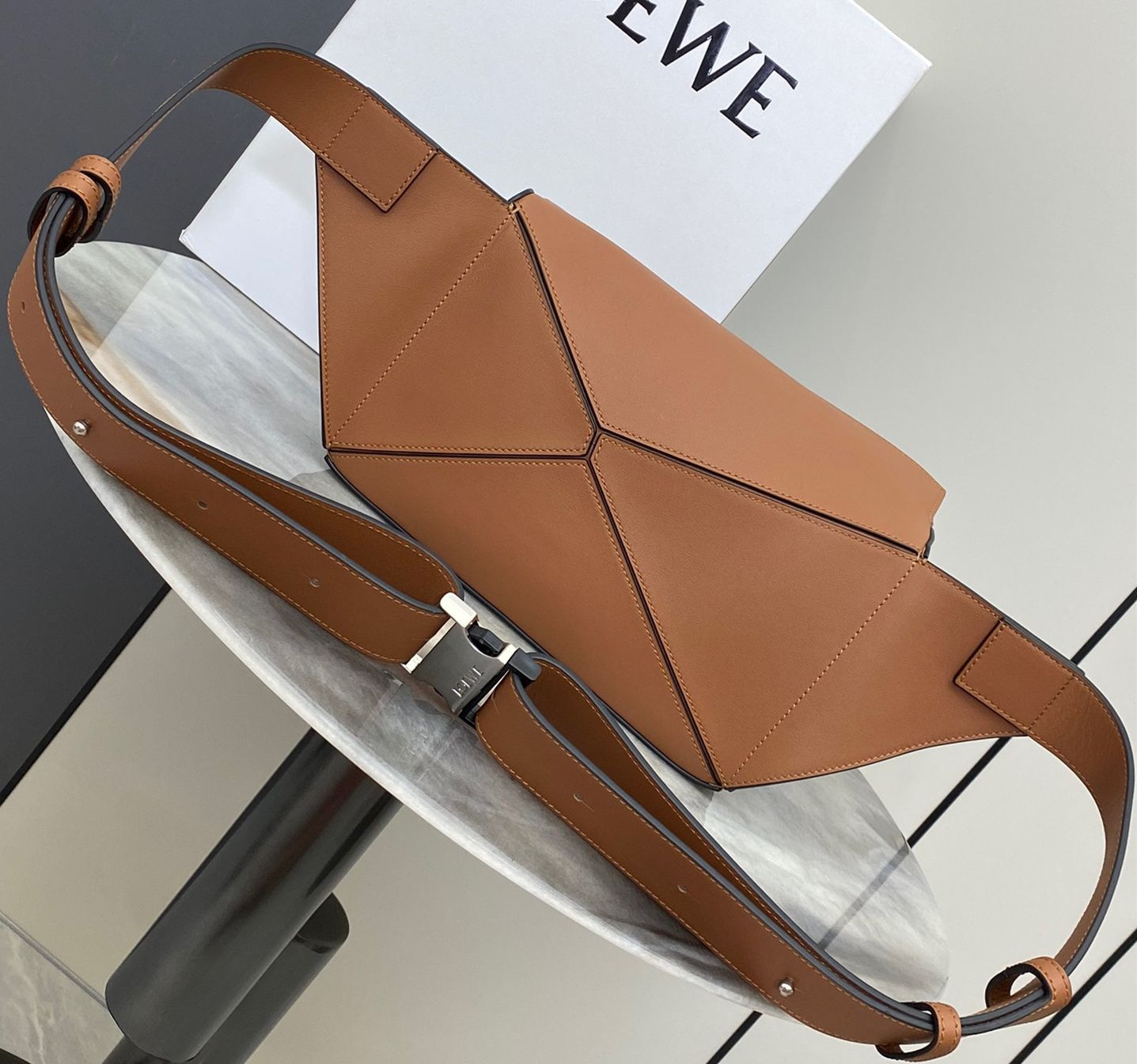 新品未使用 LOEWE ロエベ loewe ボディバッグ メンズ PUZZLE SMALL BUMBAG レディースバッグ パズル バムバッグ スモール ベルトバッグ レザー クロスボディ 鞄 送料無料 新品