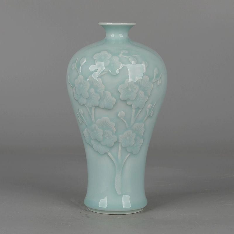 大清乾隆青釉彫手執梅花紋梅瓶 景徳鎮 陶磁器 装飾品 現代工芸品 美術品 置物