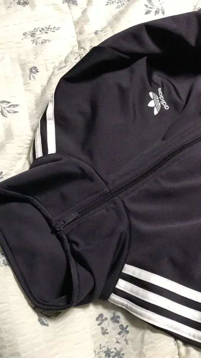 アディダス ファイヤーバード トラックジャージ オーロラ ブラック パープル