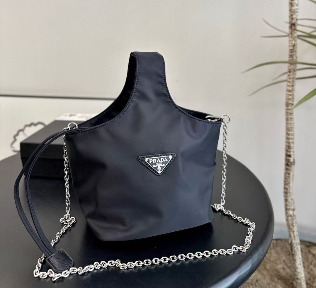 新作セレブ好物 Prada プラダ ショルダーバッグ ハンドバッグ@ - メルカリ 