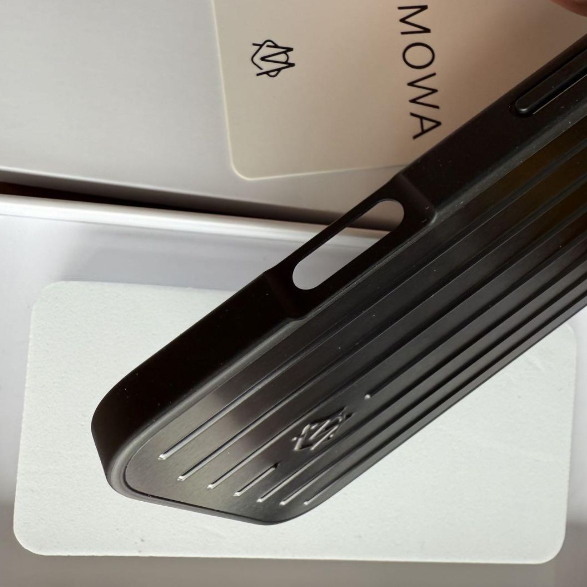 iPhone 16 Proケース アルミニウム | ブラック | RIMOWA