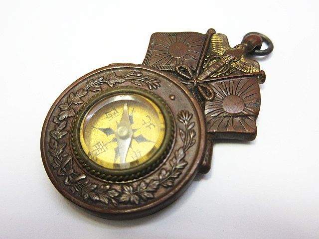 日露戦争　希少品　旧日本軍 方位磁石 縦約4cm 横約2.3cm 当時物 方位磁石勲章 コンパス 日露戦争時 大日本帝国【國の