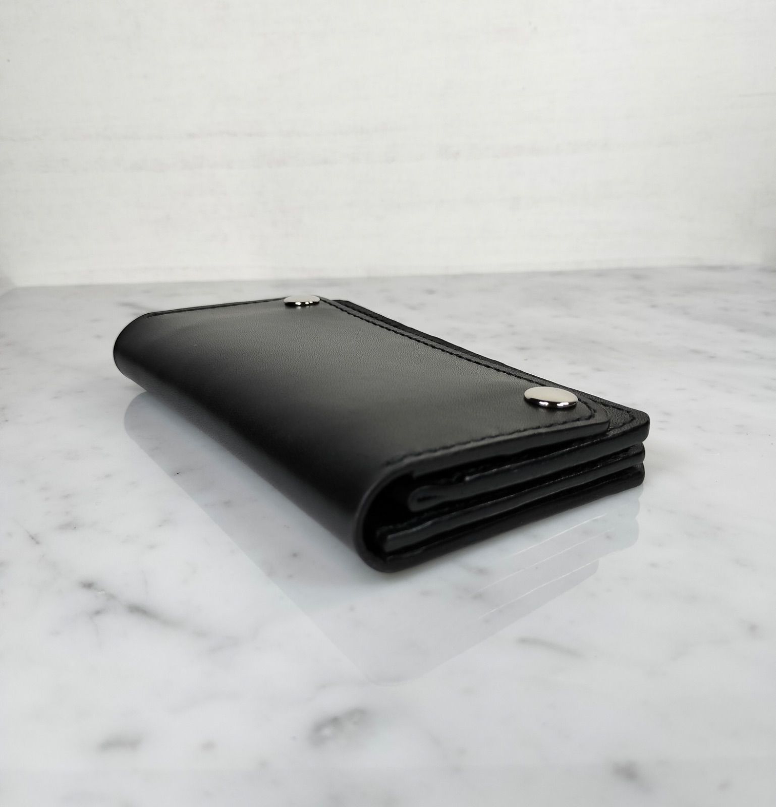 栃木レザー オイルレザー 黒 両面ポケットミドルトラッカーウォレット