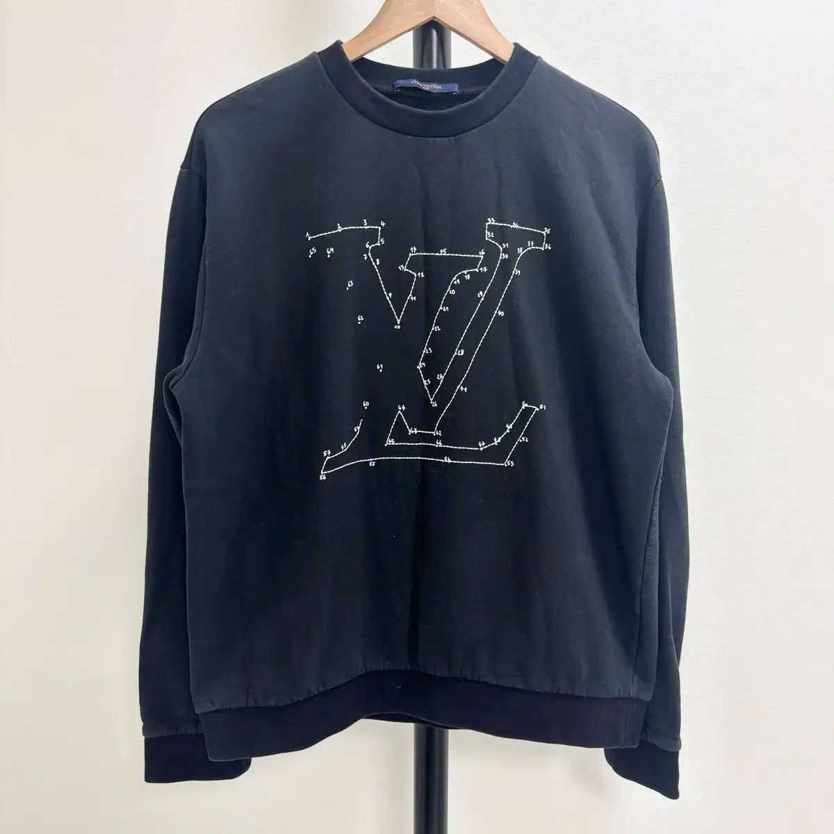 ルイヴィトン　パーカー LVロゴ刺繍 フード付き louis vuitton ルイヴィトンパーカー Louis Vuitton スーパーコピー 大文字の