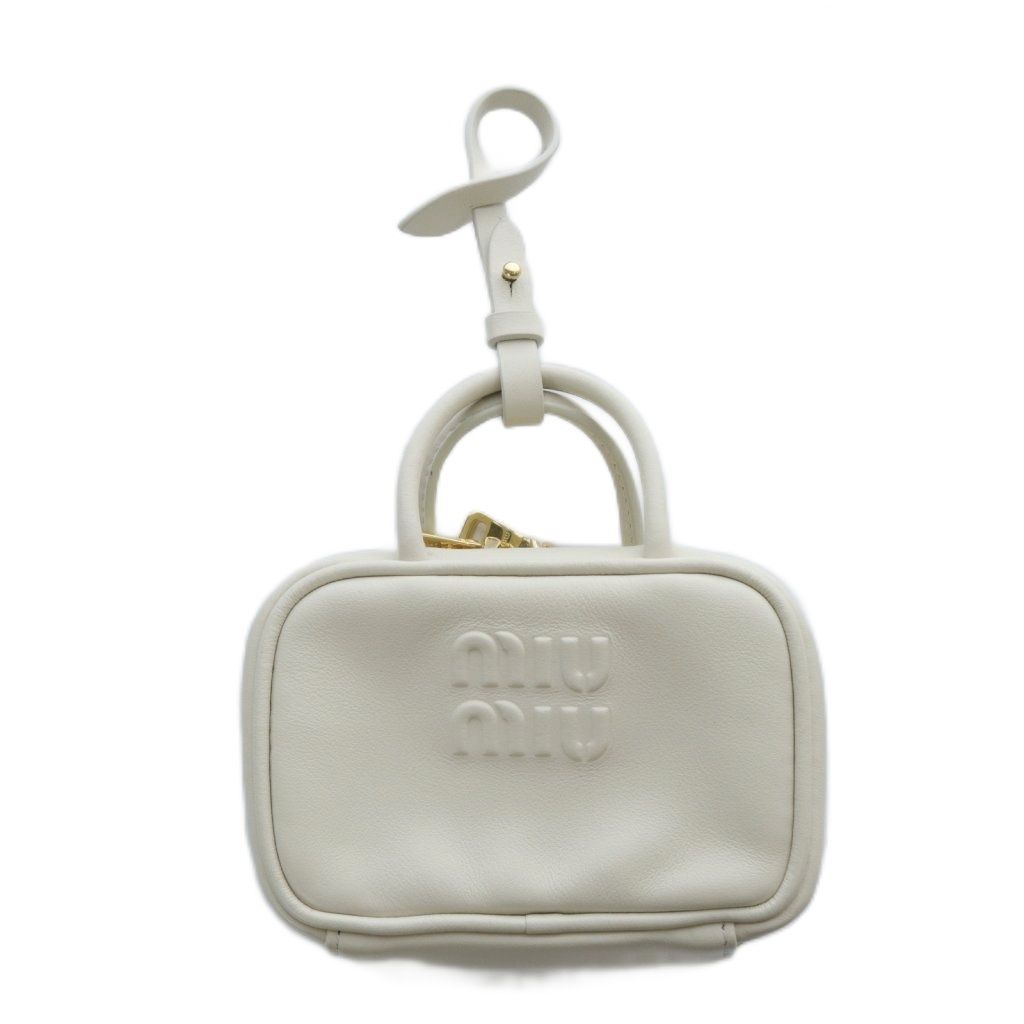 【MiuMiu】MIUMIUロゴ刺しゅうトリック バッグチャーム/マイクロ 遊び心あふれるミュウミュウの新作チャームで、いつものバッグを