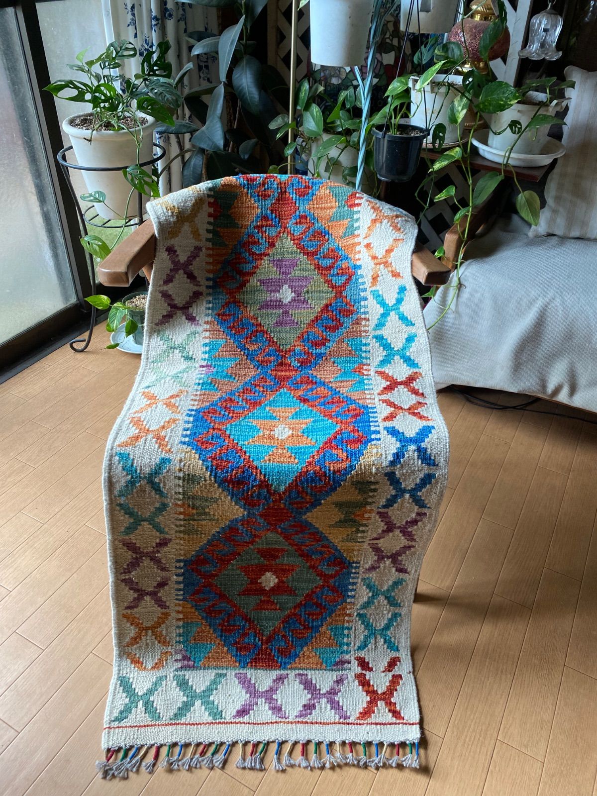 ソファの前やベッドの前 椅子に掛けたり机にも