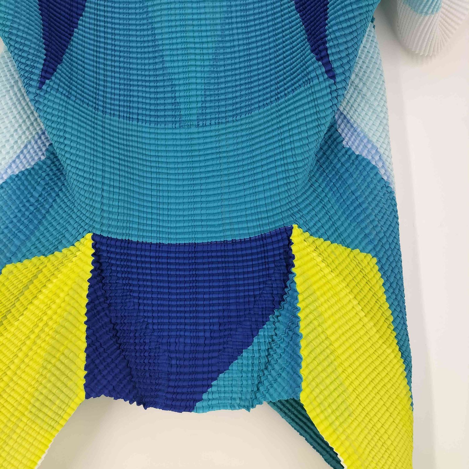 ミーイッセイミヤケ　変形カーディガン　プリーツ　羽織り　ストレッチ　個性的　薄手 イッセイミヤケ ISSEY MIYAKE マルチカラー プリーツ カーディガン