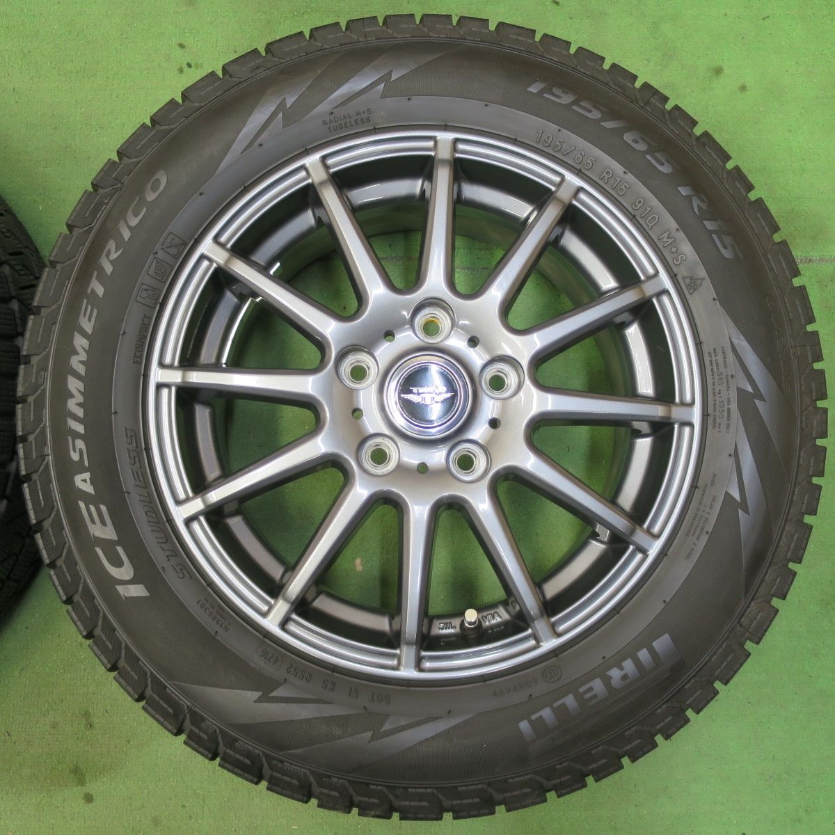 バリ溝！キレイ！9分☆スタッドレス 195/65R15 ピレリ アイス 